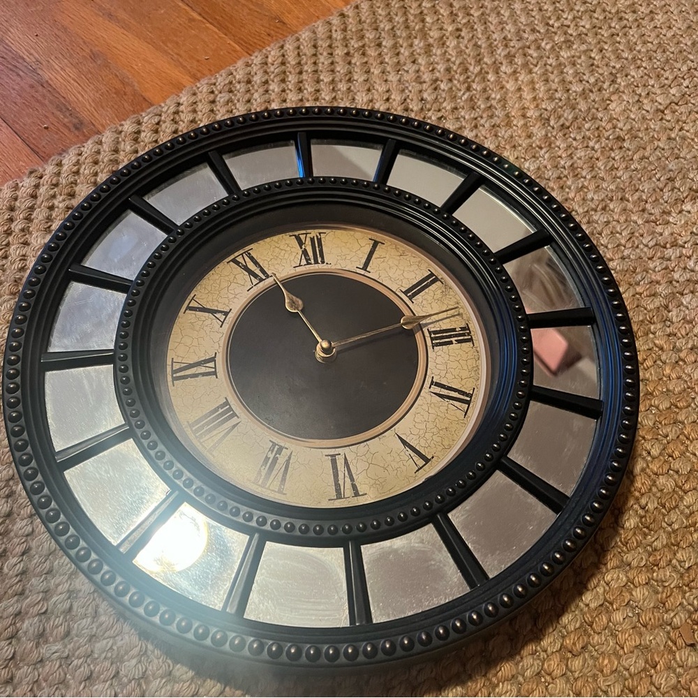 Mirrored Roman numeral wall clock - Picture 2 of 4